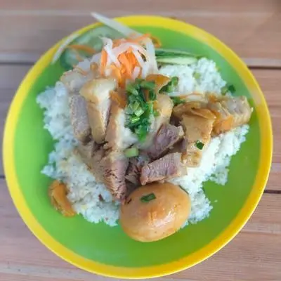 Hình ảnh Cơm heo quay trứng kho