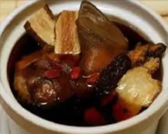 Hình ảnh Dựng bê tiềm thuốc Bắc