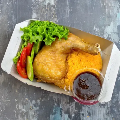 Hình ảnh Cơm chiên đùi gà sốt tiêu đen