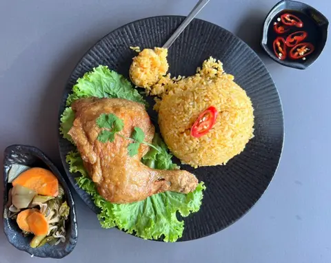 Hình ảnh Cơm gà chiên nước mắm - đùi gà góc tư
