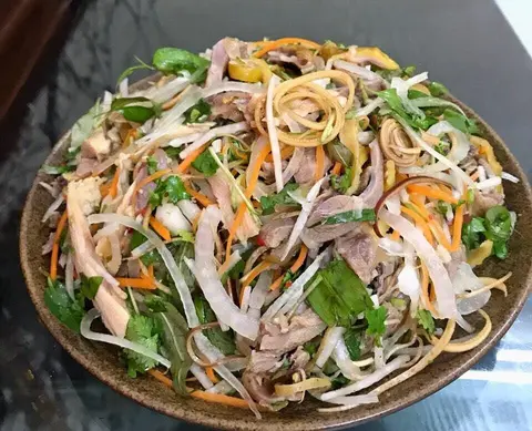 Hình ảnh Gà nguyên con trộn gỏi