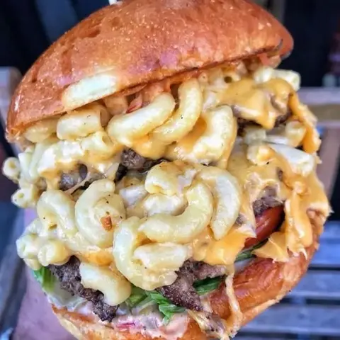 Hình ảnh Burger bò và nui phô mai - Dr Macbeef burger