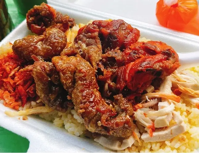 Hình ảnh Xôi thập cẩm đùi gà lòng gà xá xíu da gà chiên giòn