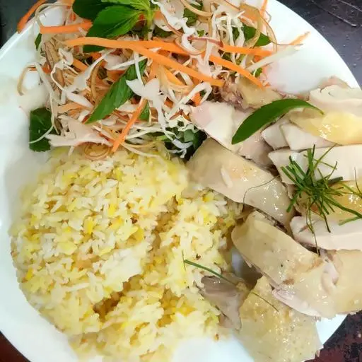 Hình ảnh Cơm gà chặt / xé phay trộn gỏi - canh