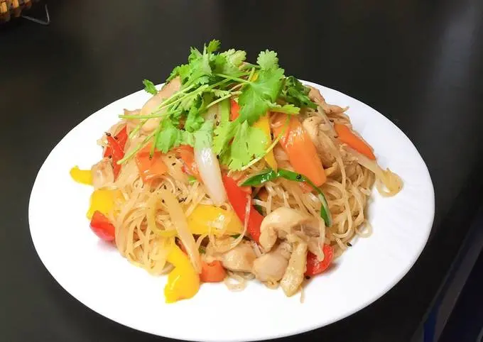 Hình ảnh Hủ tiếu xào gà xé