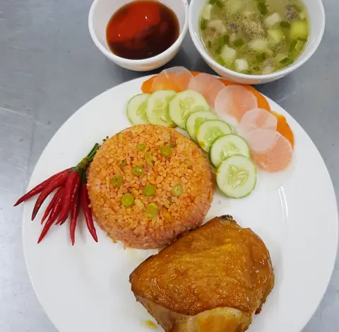 Hình ảnh Cơm gà xối mỡ - ức