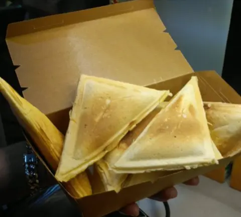 Hình ảnh Hot dog phô mai tan chảy