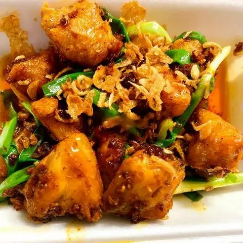 Hình ảnh Phao câu gà chiên giòn xào sa tế
