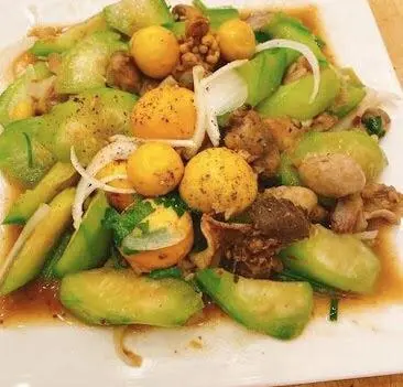 Hình ảnh Lòng gà trứng non xào mướp