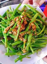 Hình ảnh Móng tay xào rau muống