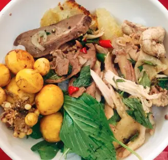 Hình ảnh Bánh canh gà xé - trứng non