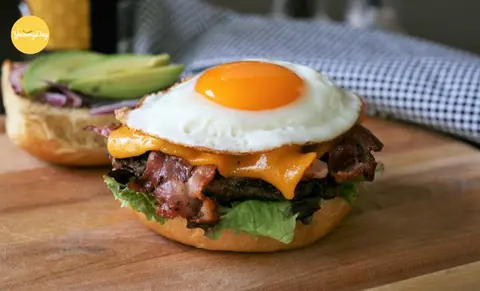 Hình ảnh Hamburger bò trứng - phô mai lát tan chảy