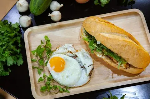 Hình ảnh Bánh mì cá - trứng ốp la