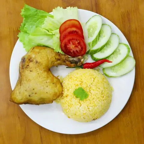 Hình ảnh Cơm gà xối mỡ đùi góc tư