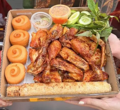Hình ảnh Combo gà nướng nguyên con - cơm lam - bánh bao