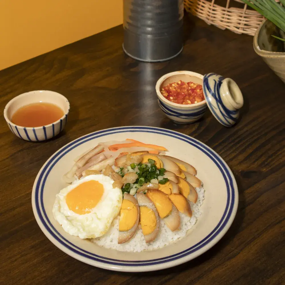 Hình ảnh Cơm tấm ốp la trứng kho