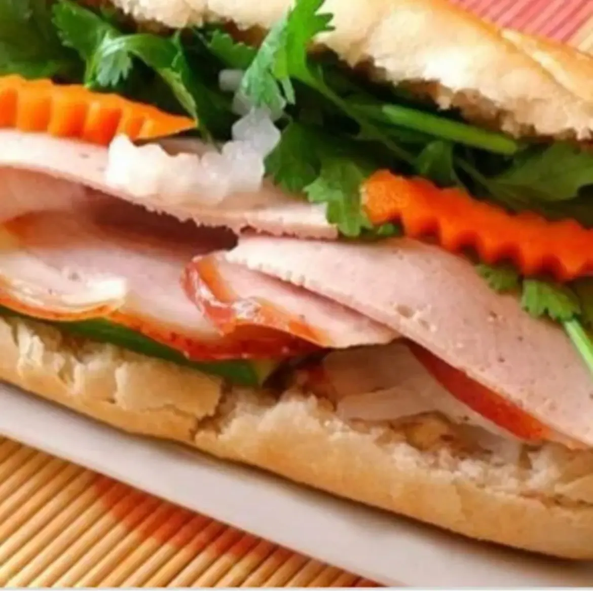 Hình ảnh Bánh mì thịt chả - nem nướng