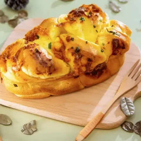 Hình ảnh Bánh mì hoa cúc chà bông trứng muối