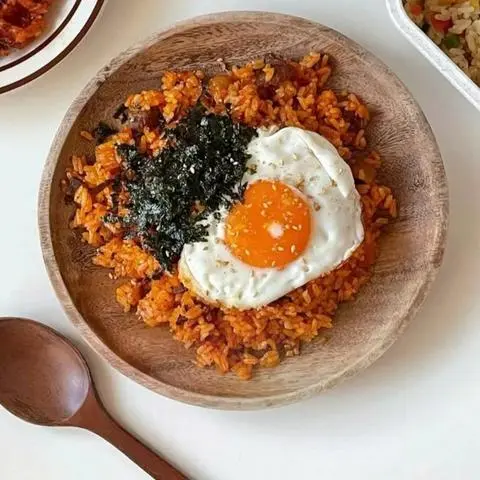 Hình ảnh Cơm chiên kim chi với ốp la  - 계란김치볶음밥