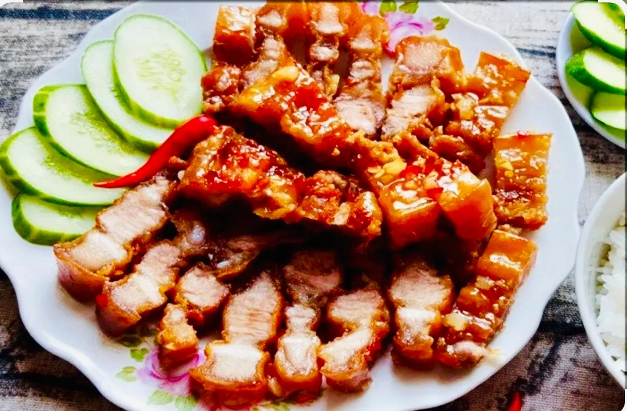 Hình ảnh Cơm ba rọi chiên hành tiêu