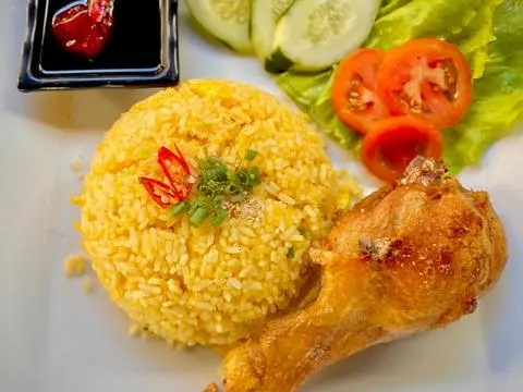 Hình ảnh Cơm gà xối mỡ - đùi gà nhỏ