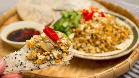 Hình ảnh Hến xào xúc bánh tráng