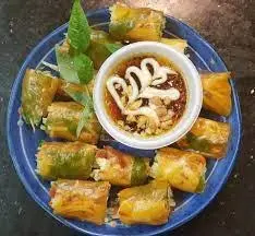 Hình ảnh Bánh tráng cuốn bơ trứng khô mực sốt me