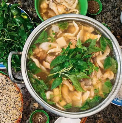 Hình ảnh Lẩu gà hầm măng (3 người ăn)