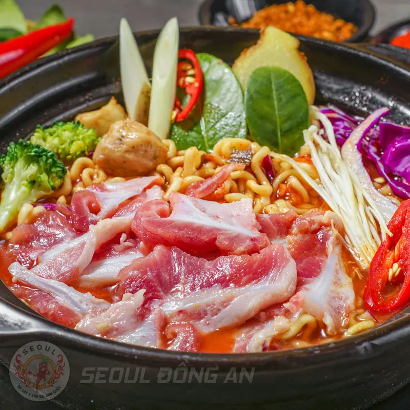 Hình ảnh Mì kim chi sườn sụn