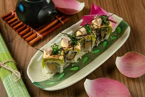 Hình ảnh Cơm cuộn giò nấm tịnh tâm 4 pcs - tinh tam mushroom sausage uramaki 4 pcs - ve37