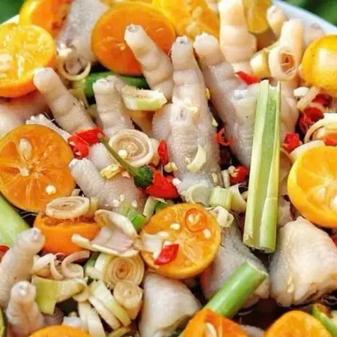 Hình ảnh Chân gà rút xương sả tắc ngâm mắm phần lớn 