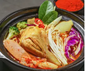 Hình ảnh Mì kim chi gà nấu chín