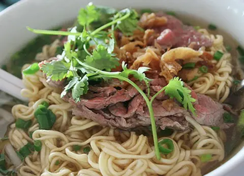 Hình ảnh Mì gói bò thịt chả