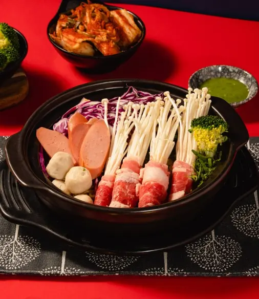 Hình ảnh Mì kim chi bò Mỹ cuộn nấm