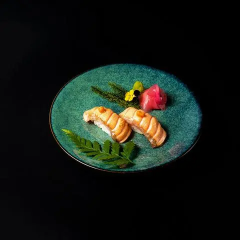 Hình ảnh Cơm nắm cá hồi khè sốt mentai - seared salmon nigiri with mentaiko mayonnaise - ni18