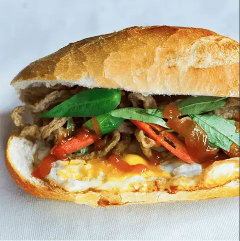 Hình ảnh Bánh mì chả cá trứng