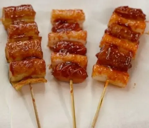 Hình ảnh Tokbokki xúc xích xiên que/1 xiên