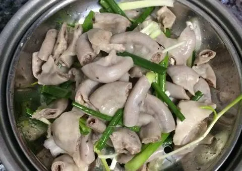 Hình ảnh Phèo heo hấp lá tía tô