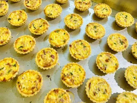 Hình ảnh Mini quiche cá hồi măng tây - hộp
