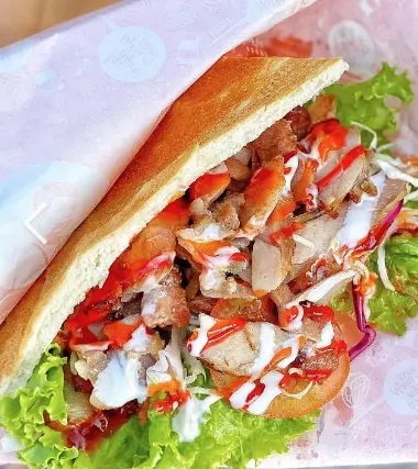 Hình ảnh Bánh mì kebab thịt - xúc xích
