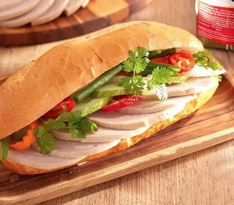 Hình ảnh Bánh mì chả lụa