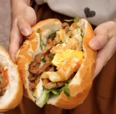 Hình ảnh Bánh mì chả cá - ốp la