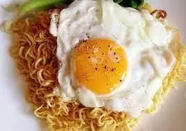 Hình ảnh Mì xào trứng - rau xanh