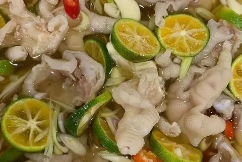 Hình ảnh Chân gà rút xương sả tắc
