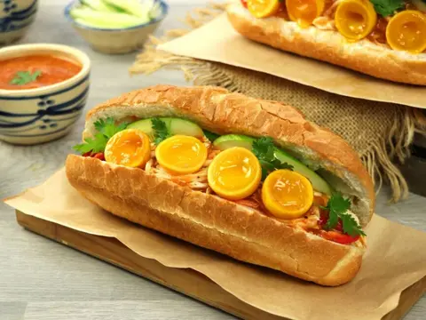 Hình ảnh Bánh mì gà xé trứng non
