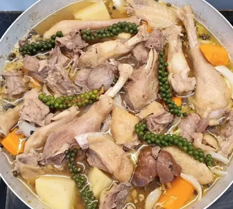 Hình ảnh Lẩu gà hầm tiêu xanh (3 người ăn)