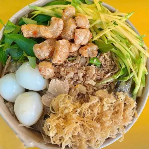 Hình ảnh Bánh tráng trộn muối nhuyễn trứng cút chà bông tóp mỡ