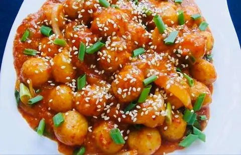 Hình ảnh Cá viên chiên sốt me thập cẩm nhỏ