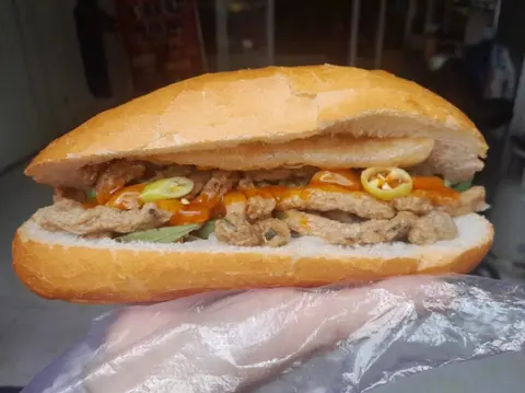 Hình ảnh Bánh mỳ chả cá