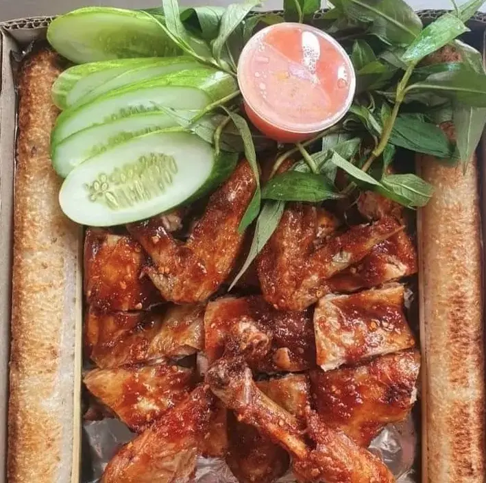Hình ảnh Combo 3 - 1 gà nướng nguyên con - 2 ống cơm lam
